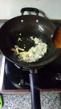 家庭版清炒蚕豆做法图解2)