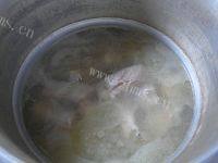 营养青菜腊鸡腿排骨汤做法图解8)