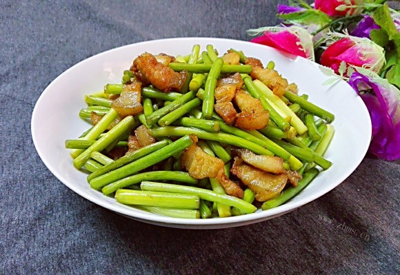 特色美食蒜苔炒五花肉