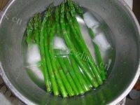色味俱全的响油芦笋做法图解3)