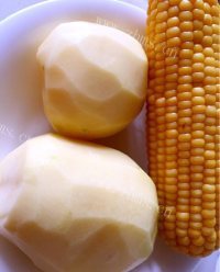 色香味俱全的排骨炖玉米做法图解1)