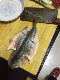质嫩爽口的清蒸鲈鱼做法图解2)