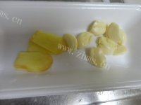 香菇蒜头鸡汤做法图解3)