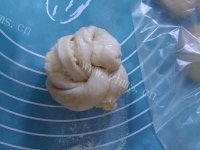 香喷喷的椰蓉面包做法图解10)