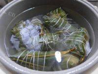 特色花生米酱肉糯米粽做法图解12)