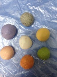 好看的纯手工七彩汤圆做法图解5)