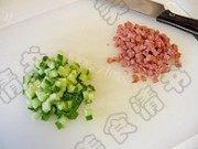 美味的鸡肉土豆火腿沙拉三明做法图解4)