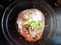 美味的鲜蒸油面筋塞肉做法图解2)