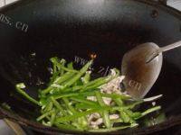 自制茭白辣椒炒肉丝做法图解4)