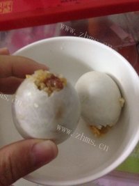 美味的咸蛋糯米饭（土豪蛋）做法图解3)