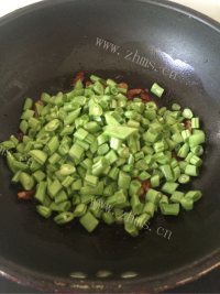 特色美食豆角焖面做法图解5)