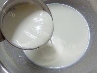 自制焦糖炼乳布丁做法图解4)