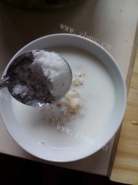 美味的香蕉牛奶燕麦粥做法图解4)