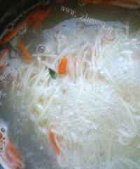 美味菠菜蛤蜊鲜汤面做法图解3)