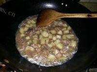 口感丰厚的土豆烧鸡腿做法图解5)