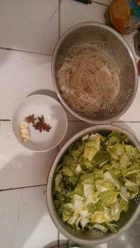 家常菜白菜炒红薯粉做法图解1)