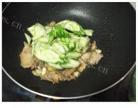 味道不错的黄瓜炒肉做法图解6)