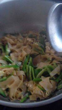 家常菜尖椒炒干豆腐做法图解5)