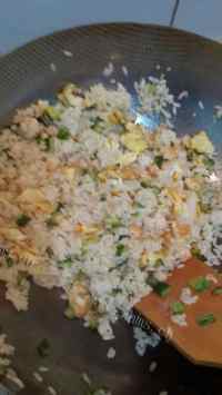 色香味浓的虾仁炒饭做法图解8)