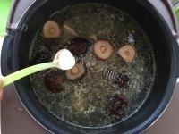 回味无穷的香菇炖鸡汤做法图解8)