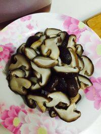 家常菜香菇炒肉做法图解1)
