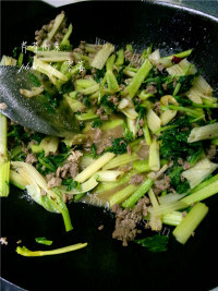 家常菜芹菜肉末做法图解9)