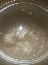 自制玉米排骨汤做法图解1)