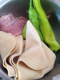 家常菜青椒豆腐皮做法图解1)