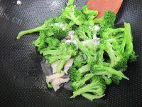 家常菜西兰花炒肉做法图解6)