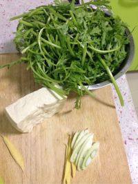 家常菜茼蒿炖豆腐做法图解1)