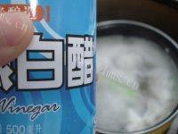 滋补的金针菇鲫鱼汤做法图解7)