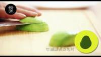 自制牛油果蟹肉沙拉做法图解4)
