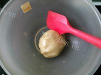著名的豆沙蛋黄广式月饼做法图解2)