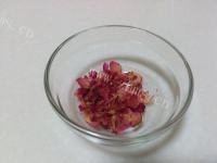 甘甜清香的玫瑰杏仁豆腐做法图解1)