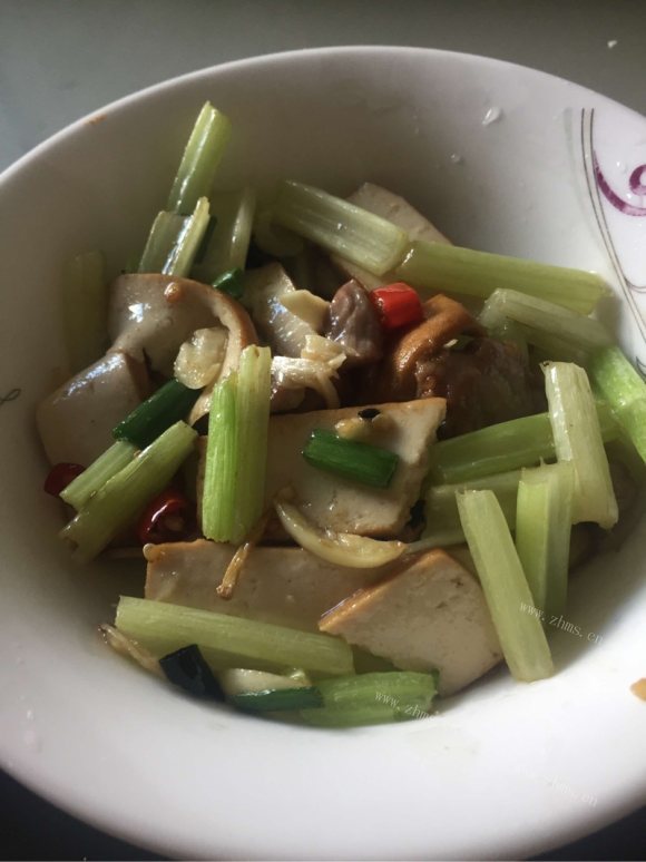 香喷喷的西芹炒豆干