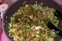 色香味俱全的海鲜炒饭做法图解4)
