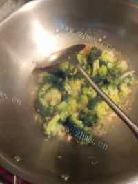 好吃的牛肉丸烩西兰花做法图解5)