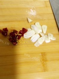 美味的油爆小黄瓜做法图解5)