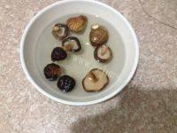 自制香菇豆腐鲫鱼汤做法图解3)