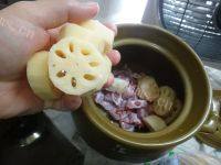 美味花生莲藕排骨汤做法图解5)