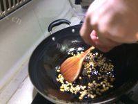 食欲满满的原味爆米花做法图解3)