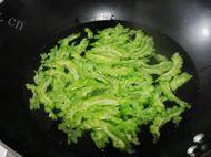食欲满满的咸蛋炒苦瓜做法图解9)