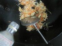 胡萝卜炒金针菇做法图解6)