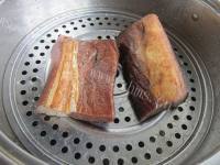 家常菜腊肉炒花菜做法图解2)