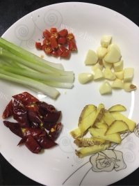 营养丰富的蒜香排骨做法图解3)