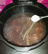 清热猪尾骨炖莲藕做法图解9)