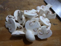 家常菜蘑菇炒菠菜做法图解2)