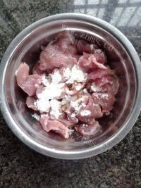 家常菜甜椒炒肉片做法图解2)
