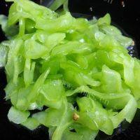 家常菜苦瓜炒肉做法图解7)