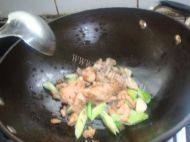 家常菜鸡胸肉炒青椒做法图解4)